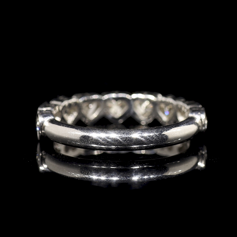 Media alianza de oro blanco de 18K con diamantes en talla corazón, 0.88 ct