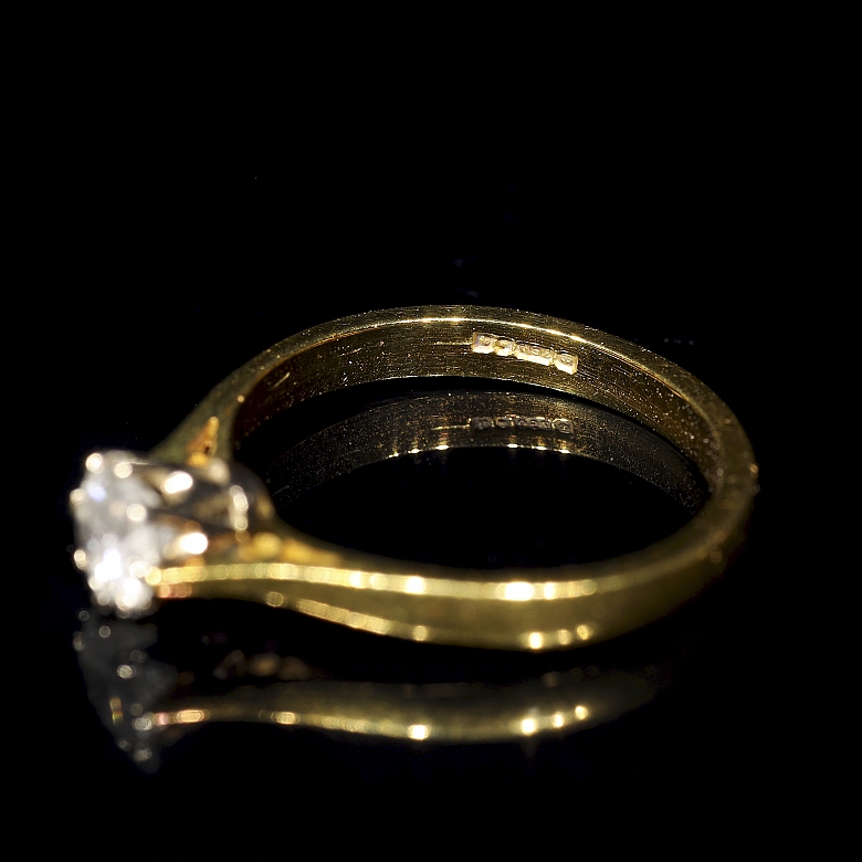 Antiguo anillo solitario de oro amarillo con diamante