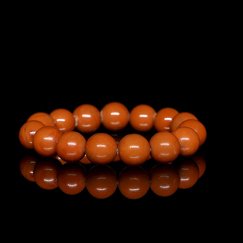 Bracelet with fifteen agate beads, 20th century