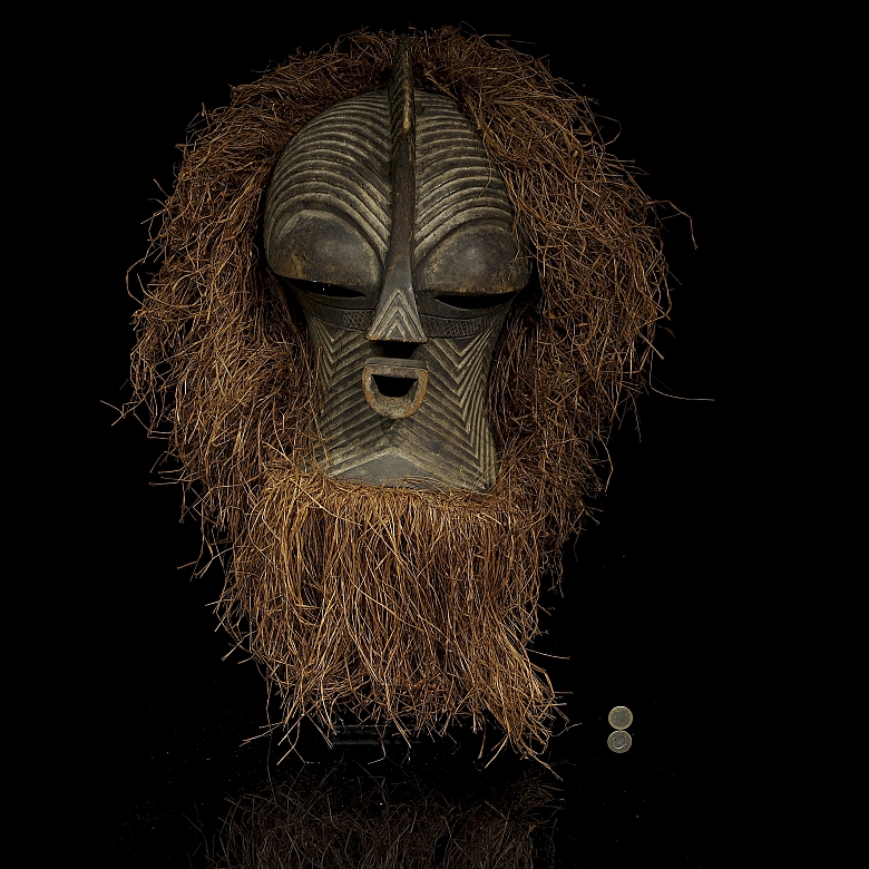 Máscara femenina Kifwebe con atuendo de rafia, Songye, R.D. del Congo, s.XX
