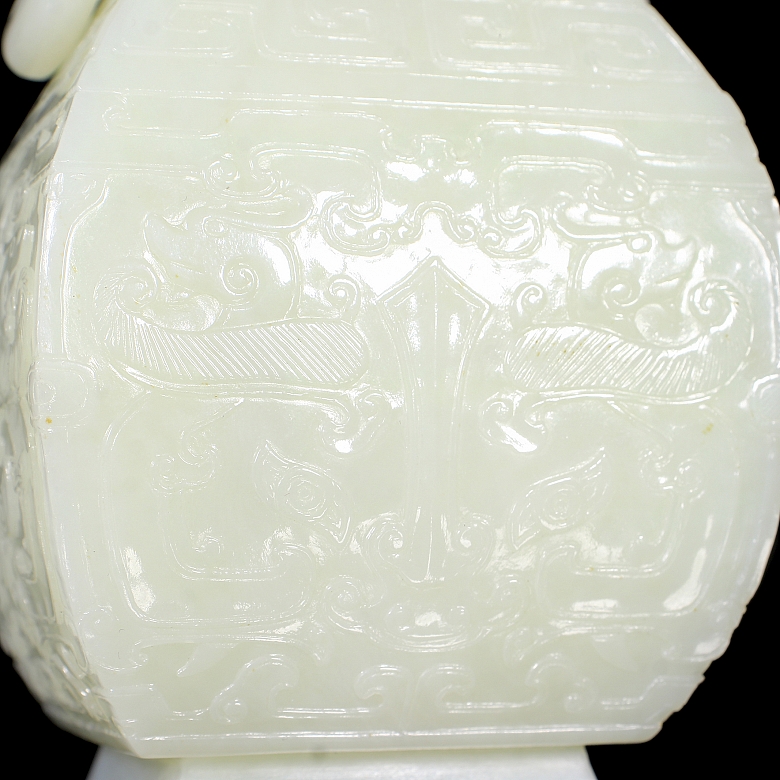 Jarrón de jade blanco Hetian con taotie, dinastía Qing