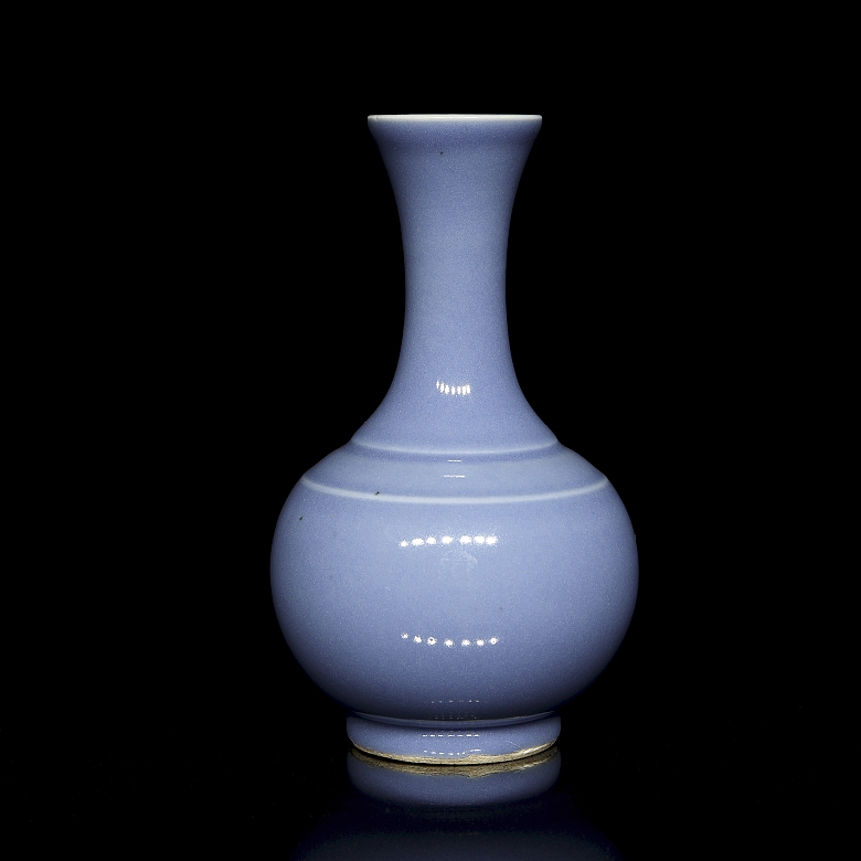 Jarrón de porcelana con vidriado azul lavanda, s.XX