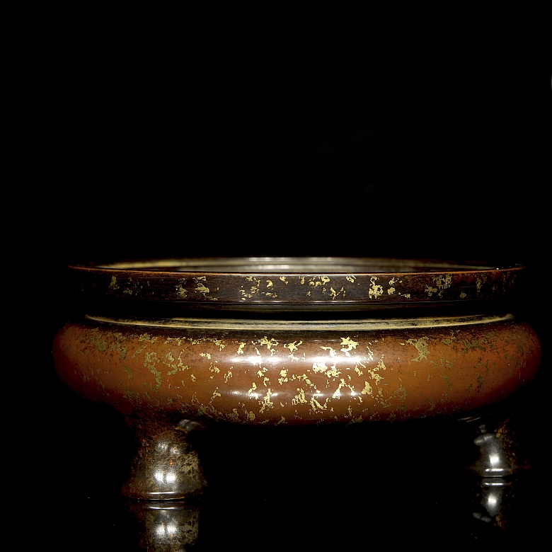 Extraordinario incensario de bronce con salpicaduras de oro, dinastía Ming
