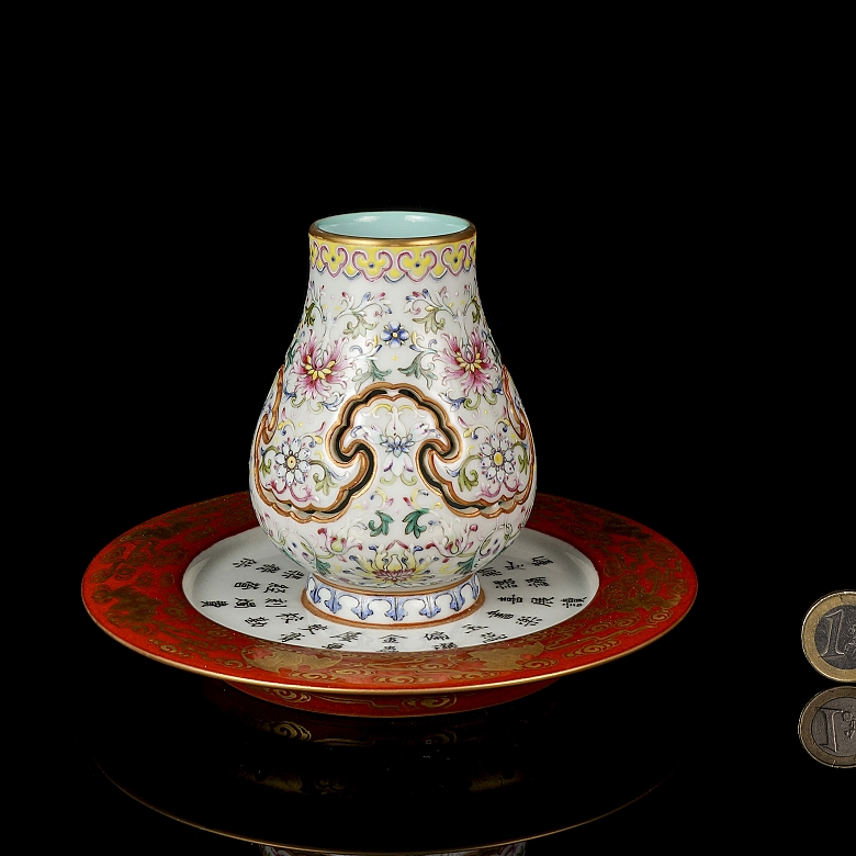 Jarrón de porcelaa con esmaltes familia rosa, con sello Qianlong