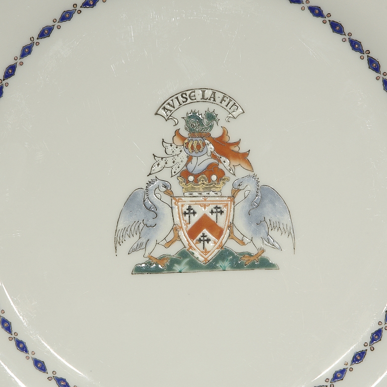 Pareja de platos de porcelana