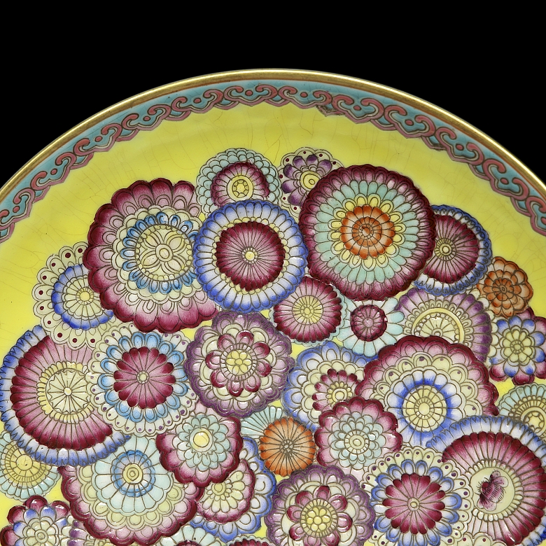 Fencai glazed porcelain plate ‘Flowers’, with Yongzheng mark - 1