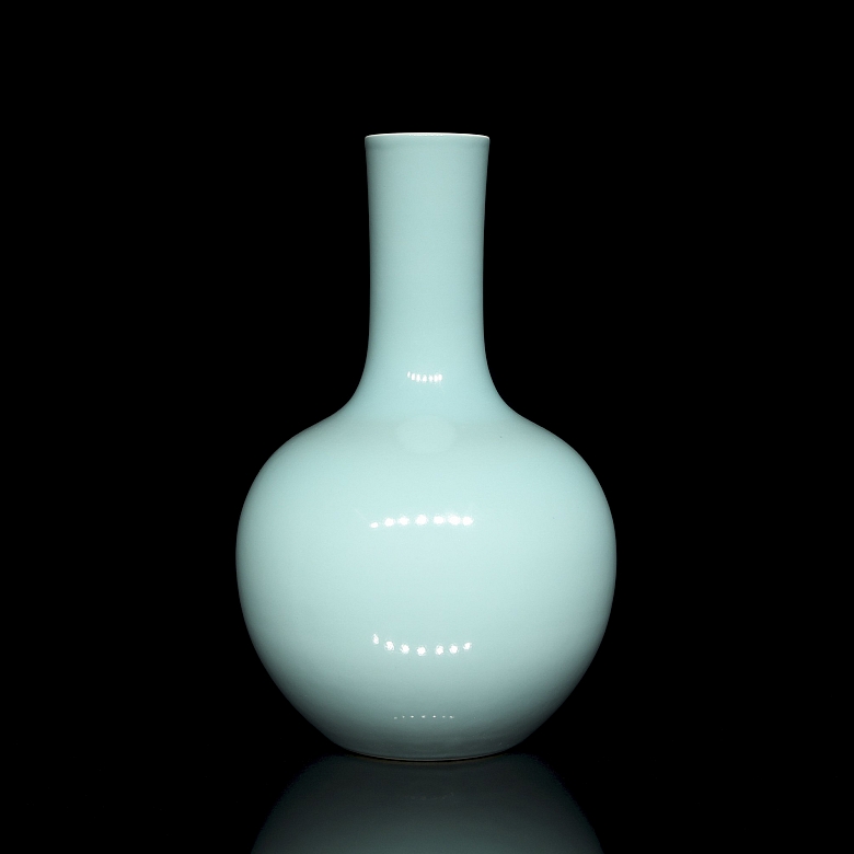 Jarrón de porcelana azul celeste, con sello Yongzheng