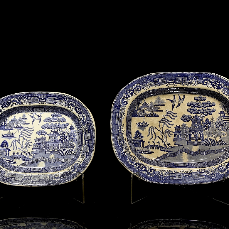 两只蓝色柳树纹样英式托盘，十九世纪