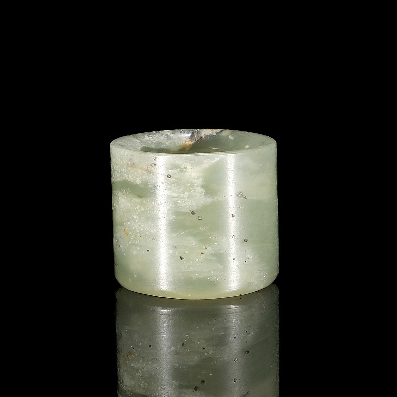 Carved cladon jade ring, Qing dynasty