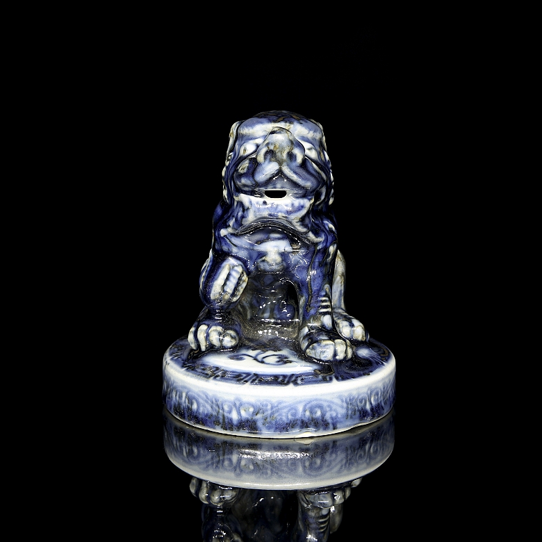 Figura de porcelana azul y blanca 