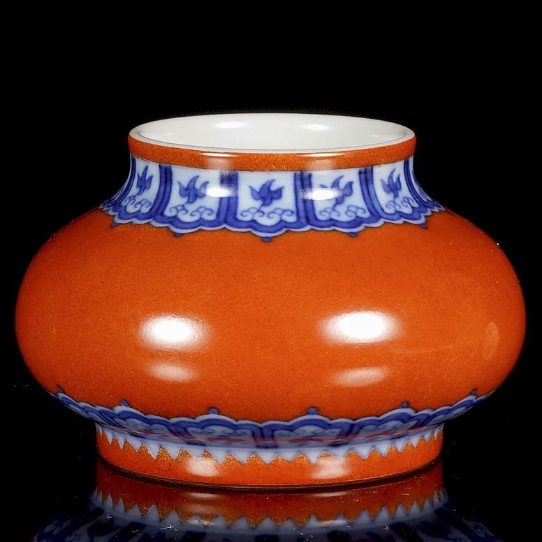 Tintero de porcelana esmaltada en azul y rojo, con marca Yongzhen