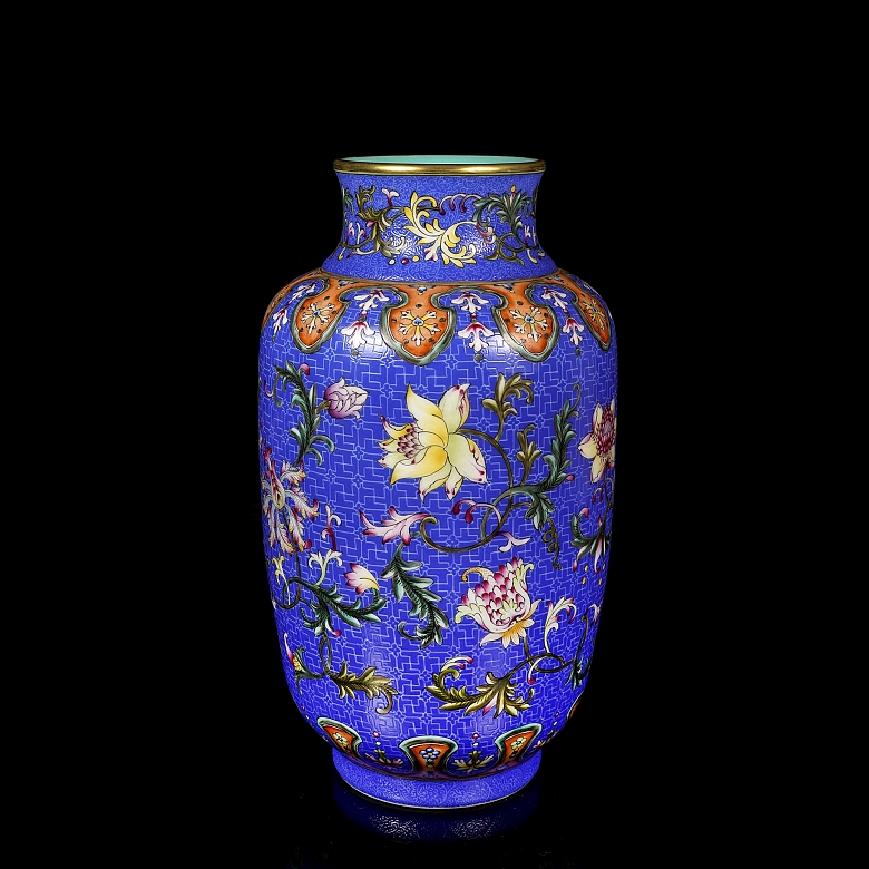 Porcelain vase with Yangcai enamel “Flowers,” with Qianlong seal