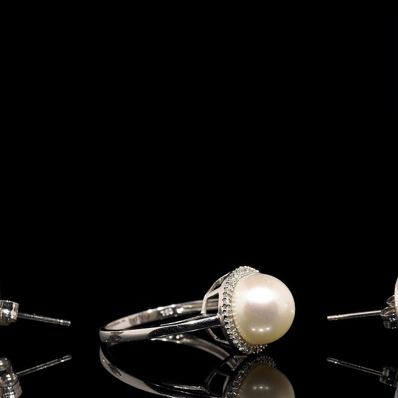 Conjunto en oro blanco de 18K, perlas y diamantes