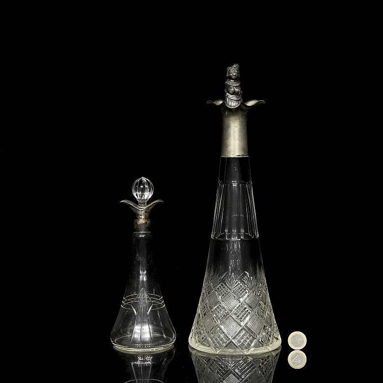 一对雕花玻璃壶，19世纪