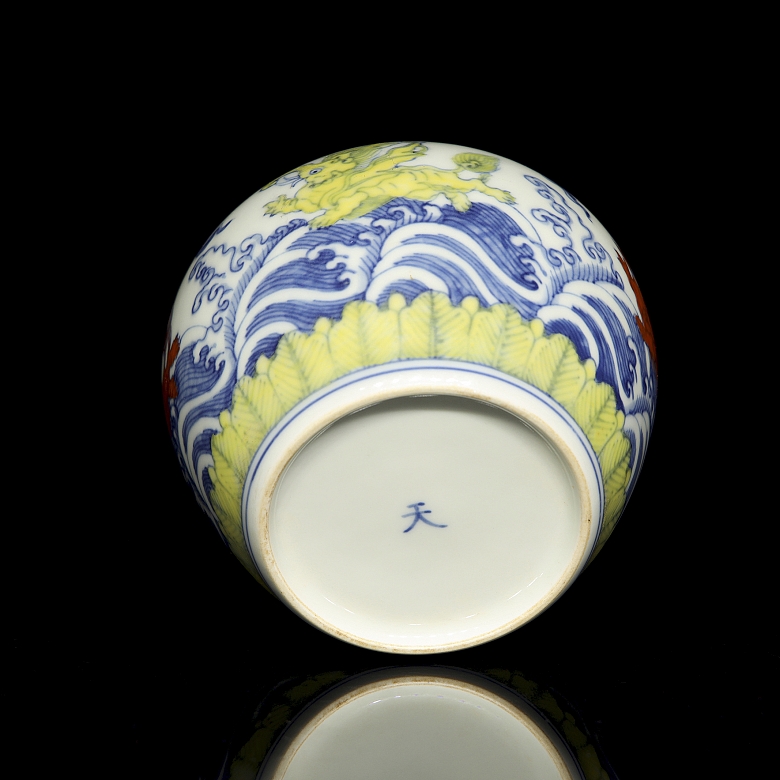 Porcelain vessel ‘Mythical Beasts’, marked Tianqi - 4