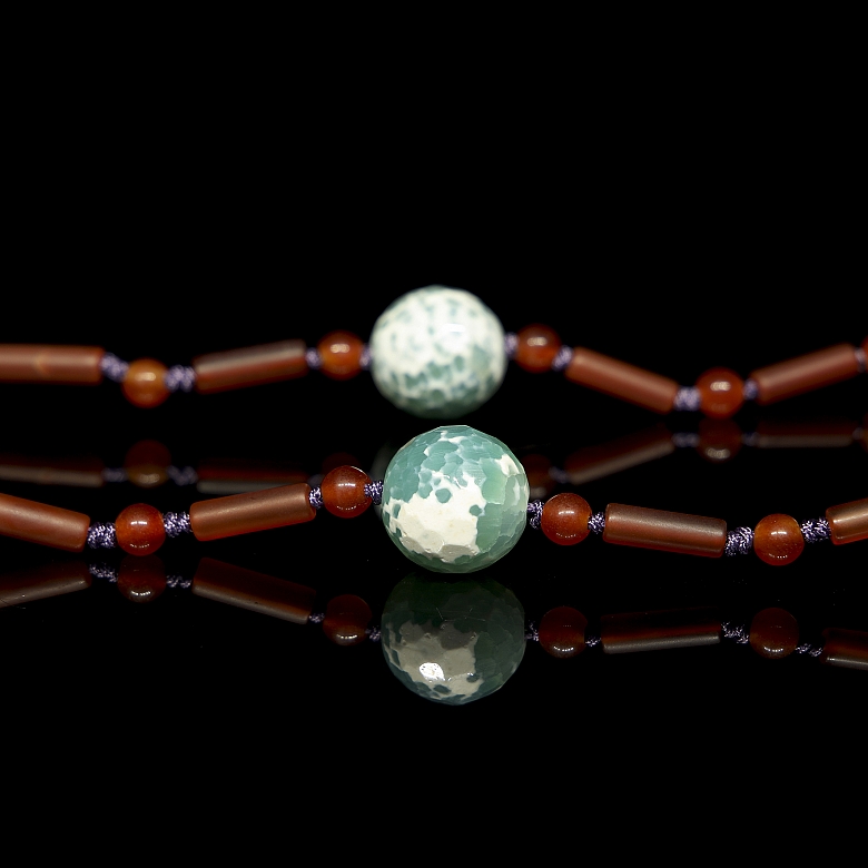 Collar de cuentas de ágata y liulí, dinastía Qing