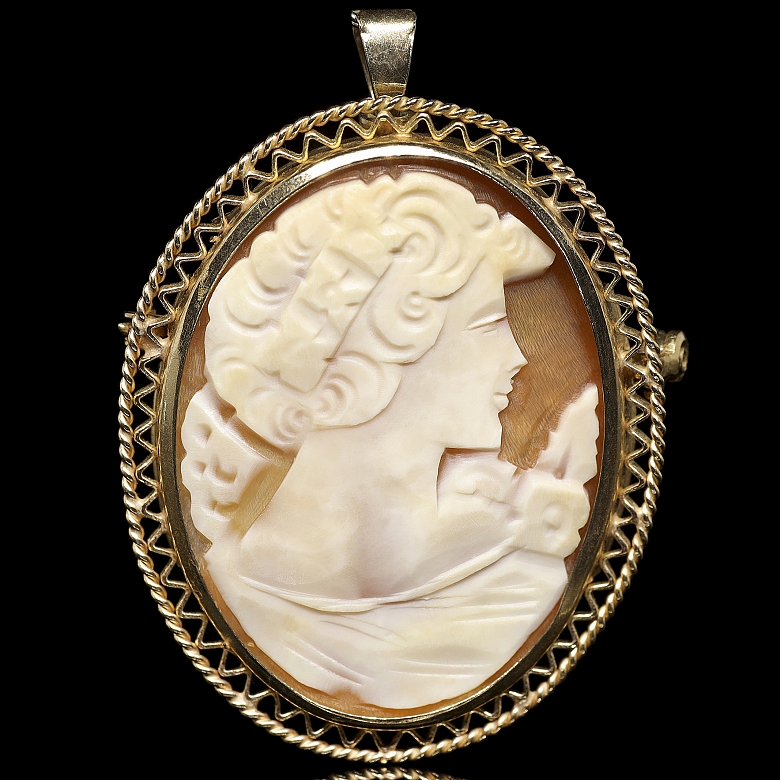 Broche de oro amarillo de 9 k con camafeo 