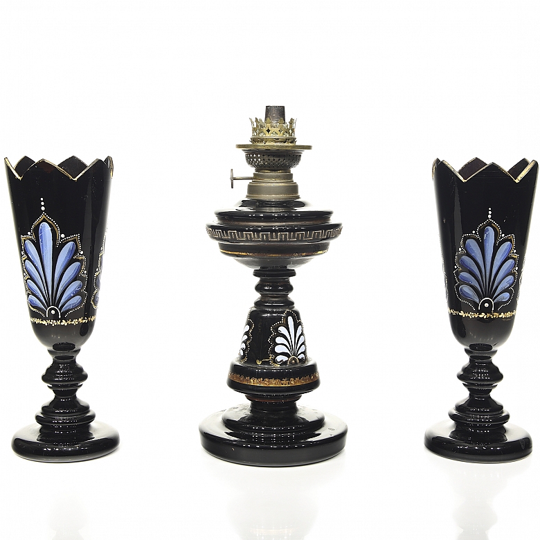 Quinqué and pair of Art Nouveau vases, 20th century - 8