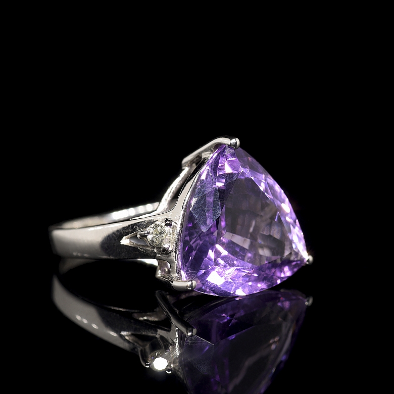 Anillo en oro blanco de 18k con amatista y diamantes