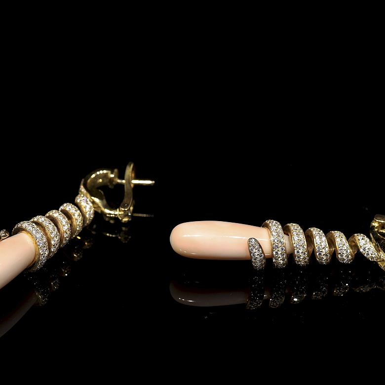 Pendientes largos de oro amarillo de 18K con diamantes y coral rosa
