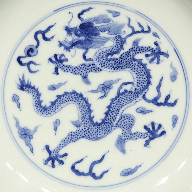 Plato de porcelana azul y blanco 