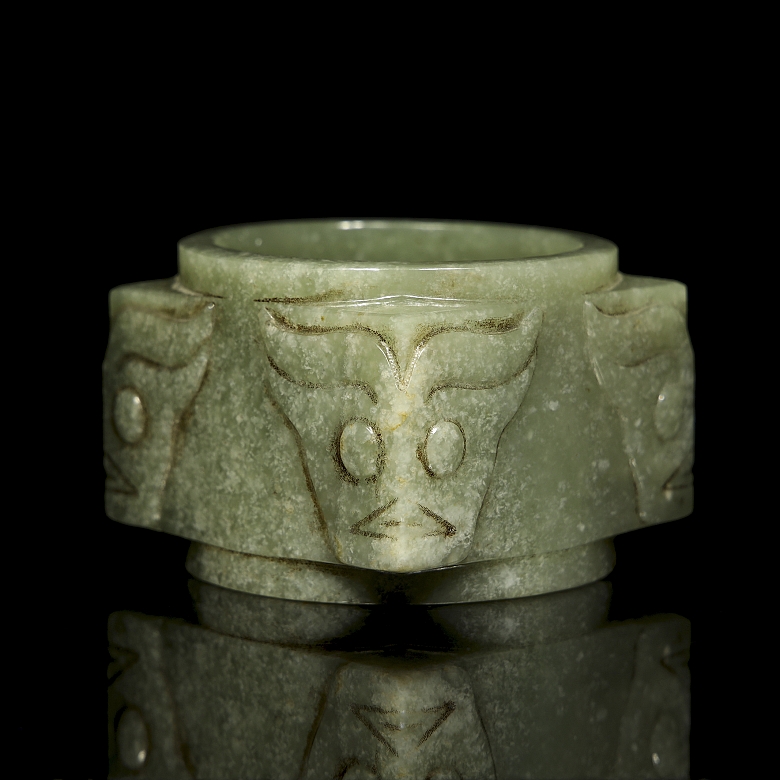 Cong de jade tallado