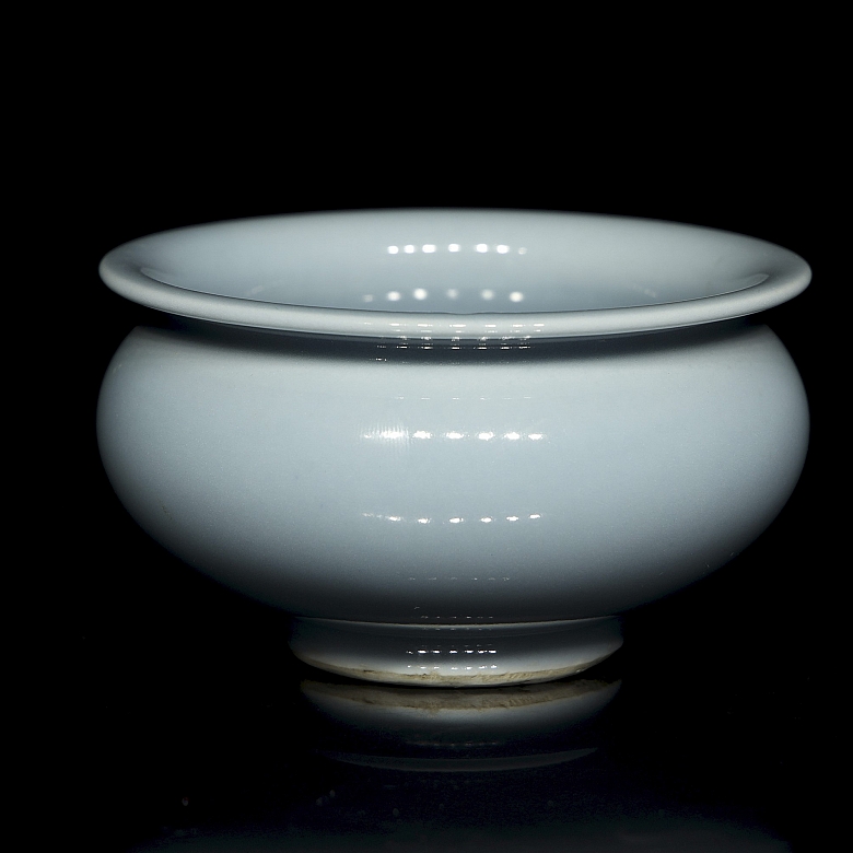 Recipiente de porcelana con vidriado azul, con marca en la base