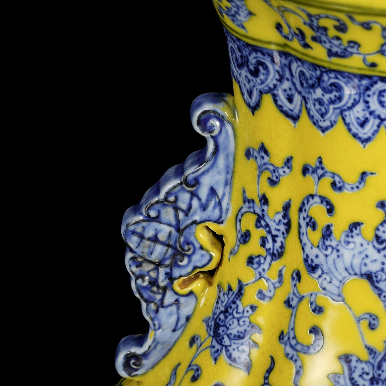 Jarrón de porcelana en azul y amarillo 