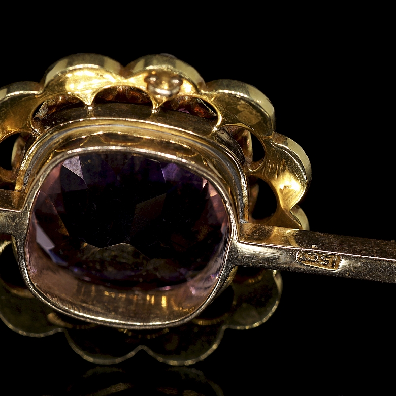 Broche de oro amarillo de 15 kt con amatista y perlas