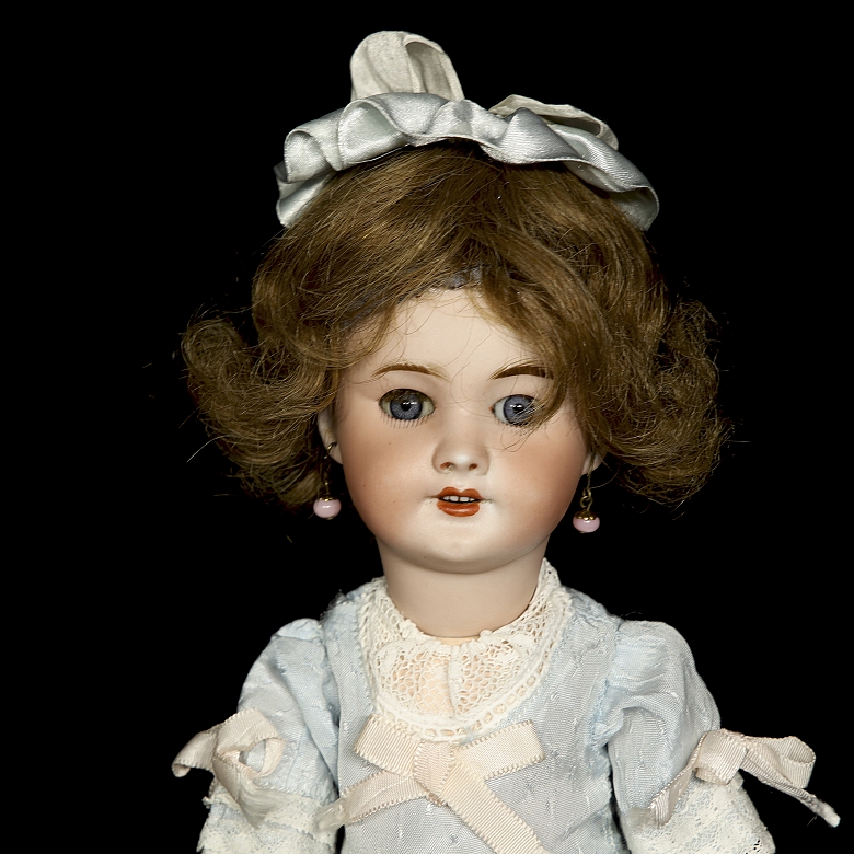 Muñeca de porcelana de gabinete de la SFBJ, Francia, pps. s.XX