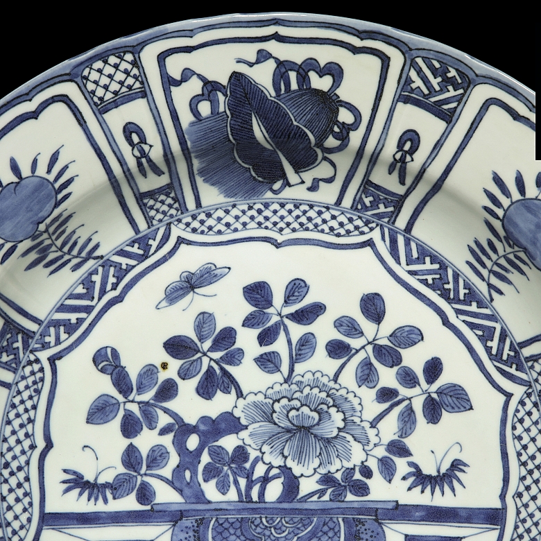 Plato de porcelana azul y blanco, S.XX - 1