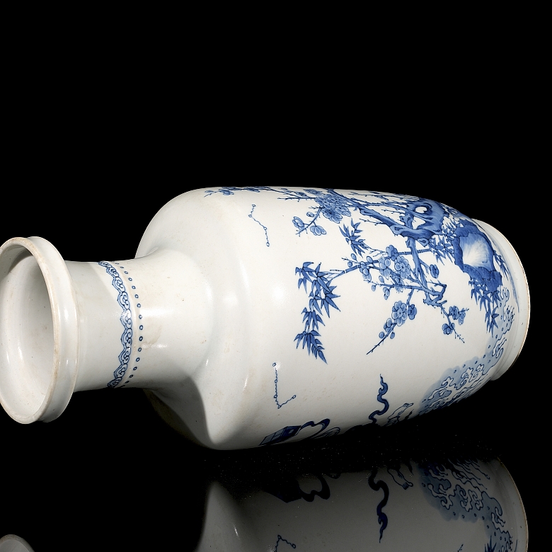 Jarrón de porcelana en azul y blanco 