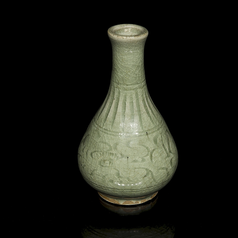 Celadon porcelain vase ‘Engraved flowers’, Song style - 5