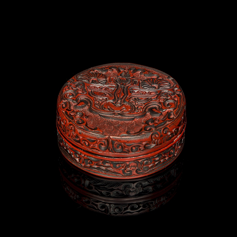 Caja de madera lacada