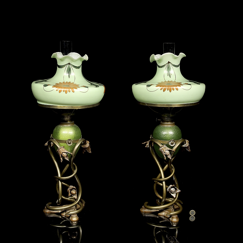 Pareja de quinqués de vidrio y bronce Art Noveau, Europa, c. 1900