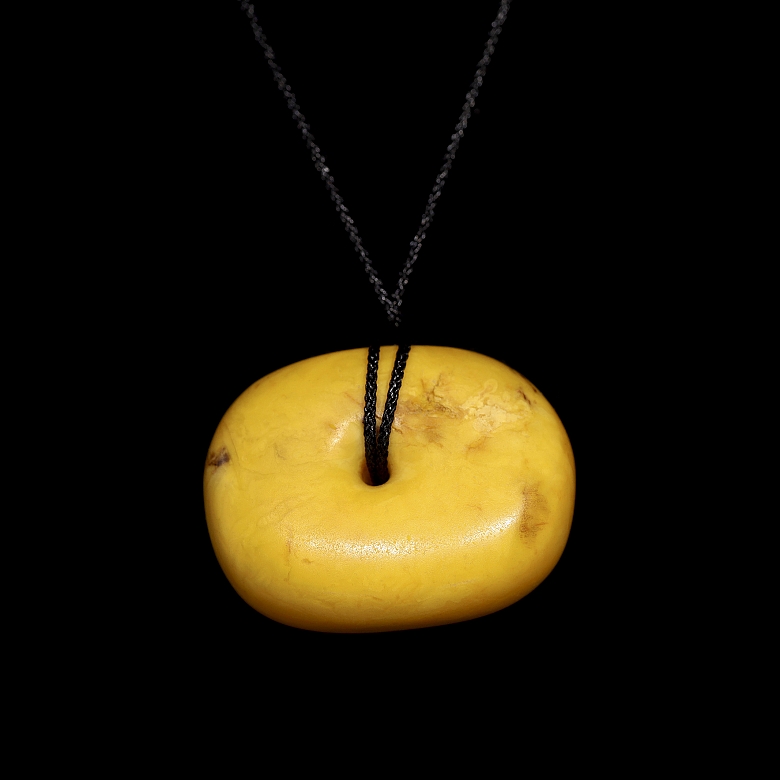 Circular amber bead, Tibet, Qing dynasty