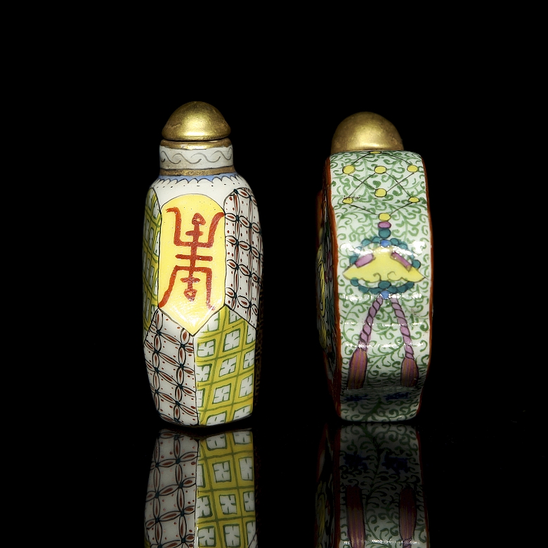 Pareja de botellas de rapé de porcelana esmaltada, con sello Qianlong