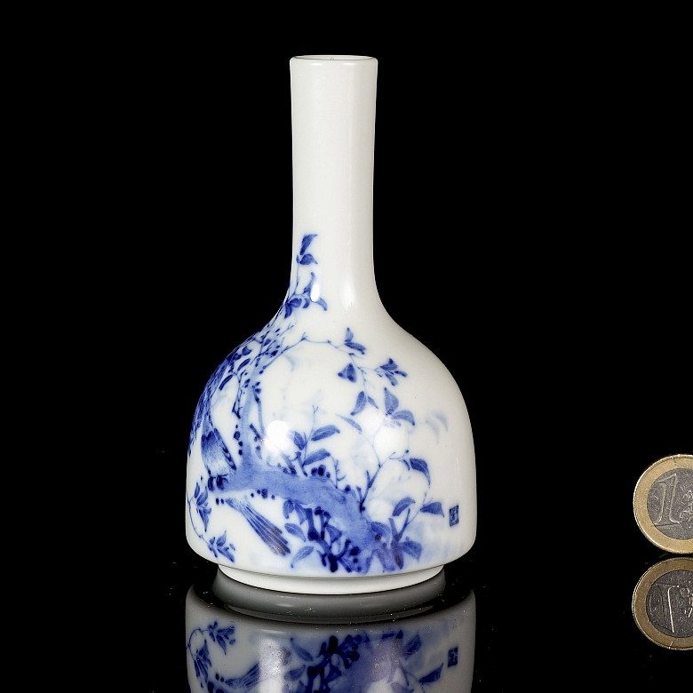 Jarrón de porcelana esmaltada en azul y blanco 