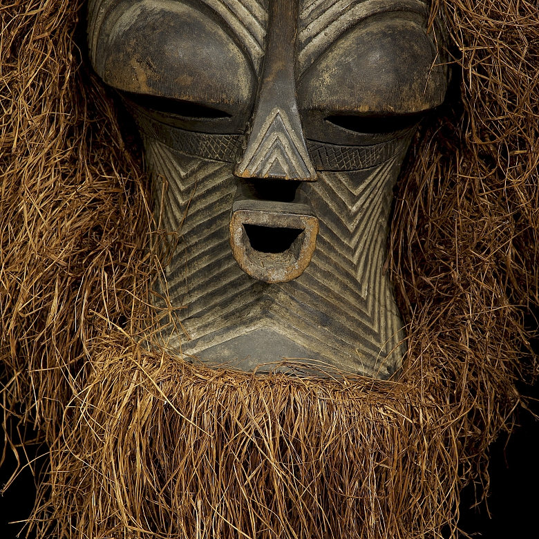 Máscara femenina Kifwebe con atuendo de rafia, Songye, R.D. del Congo, s.XX
