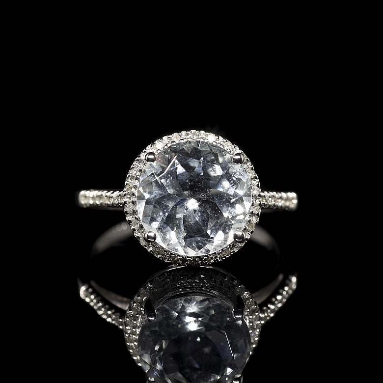 Anillo en oro blanco de 18 kt con aguamarina y diamantes
