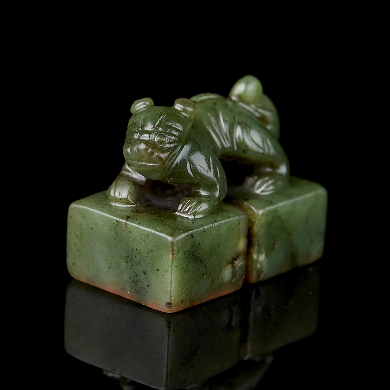 Sello doble de jade verde espinaca “Animal mítico”, dinastía Qing