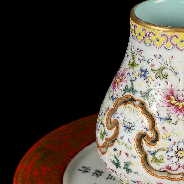 Jarrón de porcelaa con esmaltes familia rosa, con sello Qianlong