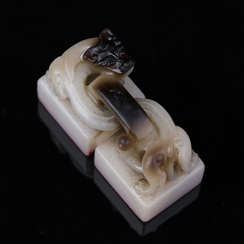 Double white jade seal ‘Dragon’, Qing dynasty