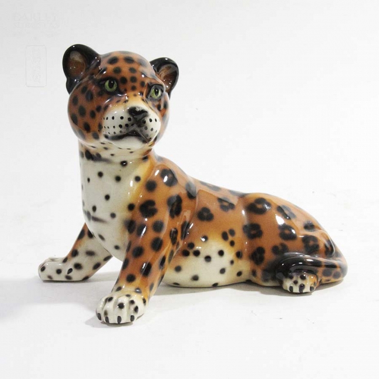 Figura de leopardo en cerámica.