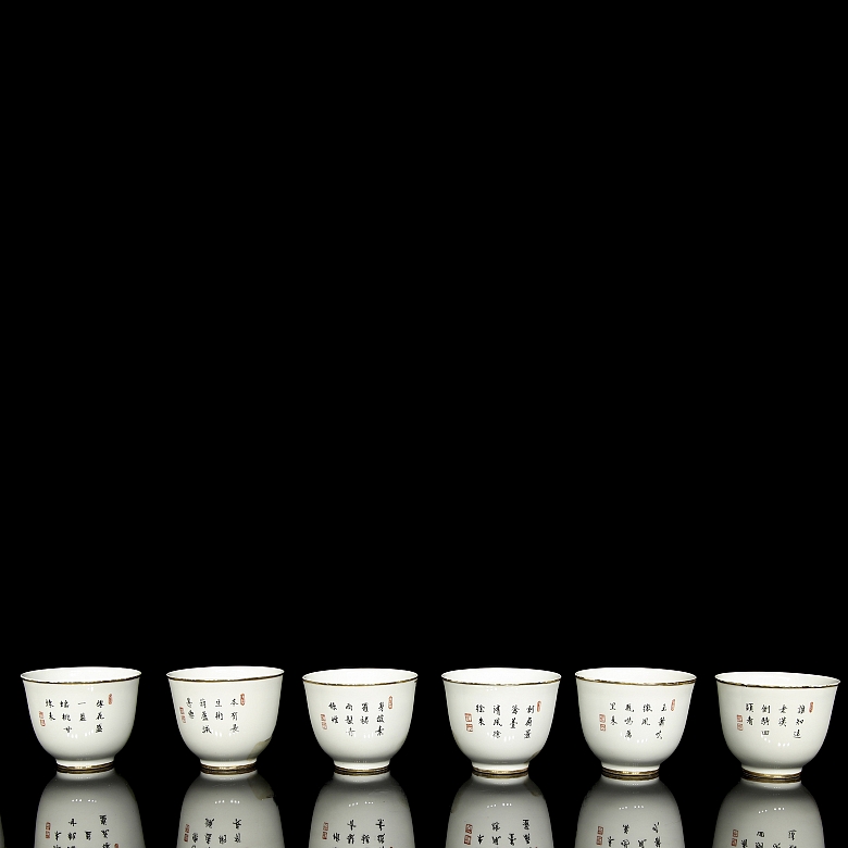 Ocho tazas de porcelana 