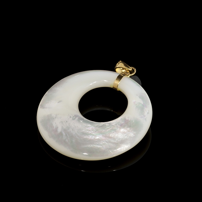 Colgante con nácar natural y oro amarillo de 18K