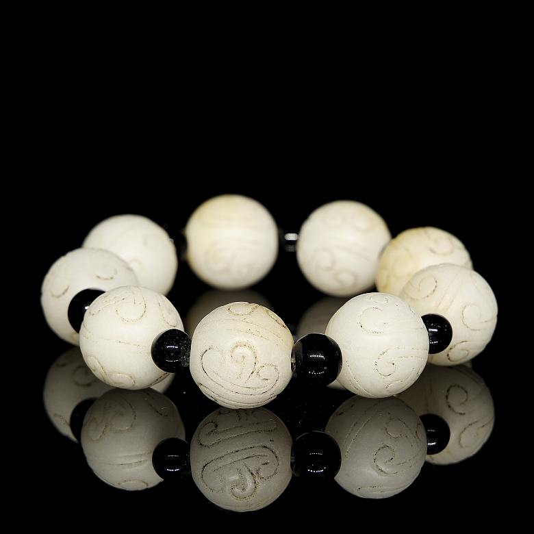 Jade bead bracelet, 20th century - 2