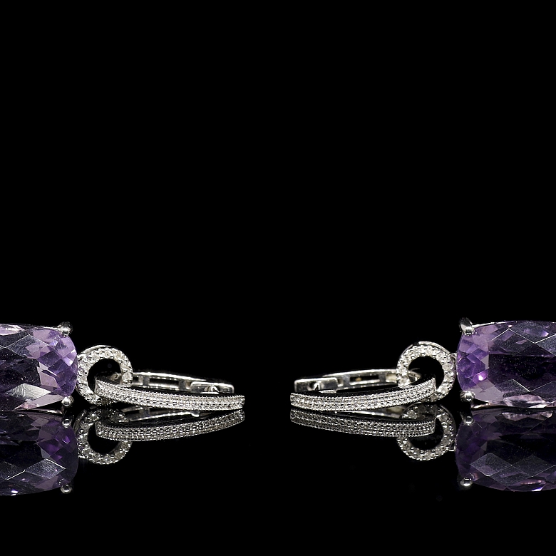 Pendientes con amatistas y diamantes en oro blanco de 18k