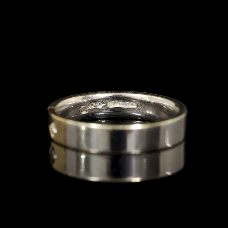 Alianza de oro blanco de 9 kt con diamante