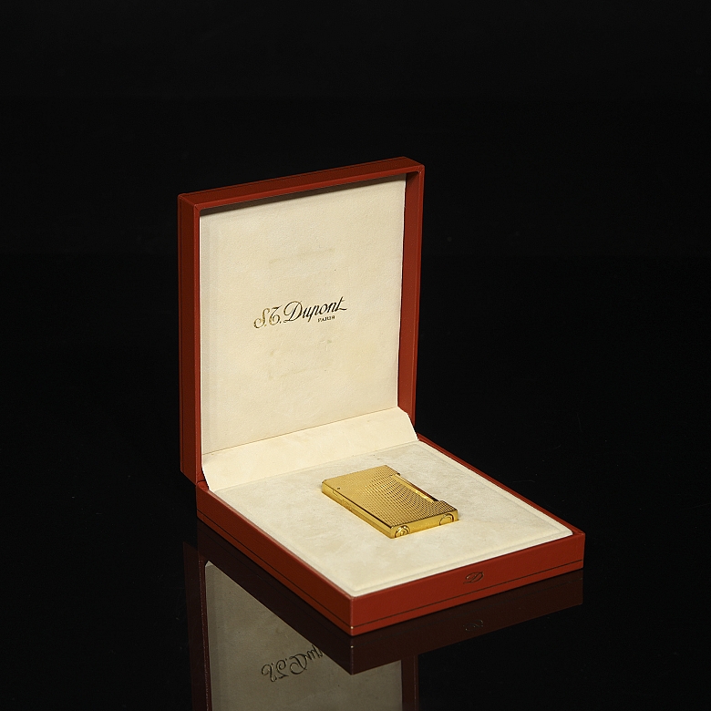 Gold-plated S.T. Dupont lighter, 20th century